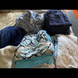 College dorm room bedding/towel set